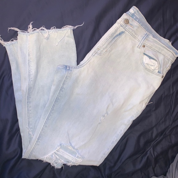 Light wash Boyfriend fit jeans, frayed hem. - Picture 2 of 6